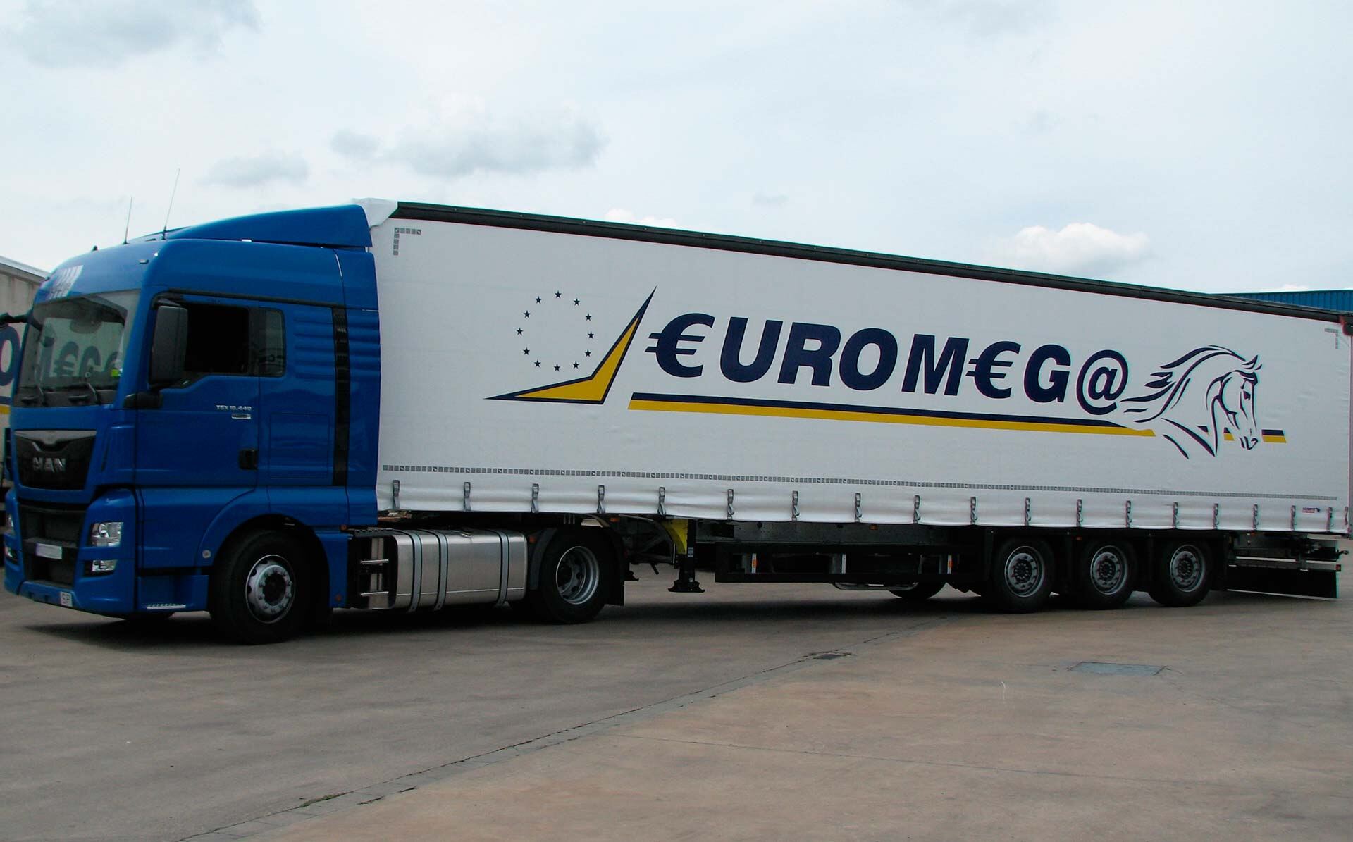 Camión Euromegatrans con semirremolque de lona