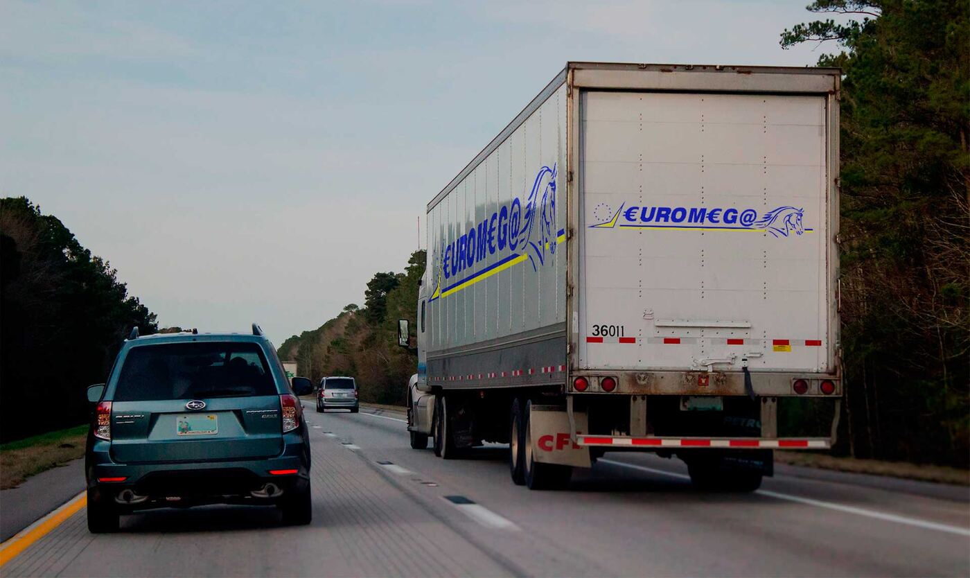 Semirremolque Euromegatrans en autopista